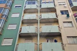 Two-bedroom apartment for rent, located on Rua Vasco da Gama in Cacém, in a quiet residential area well served by shops, services, and public transport.