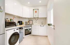 Recently renovated 2 bedroom apartment for sale - close to the center of Barcarena