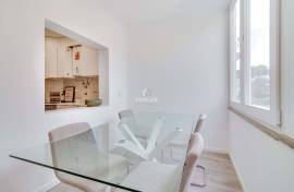 Recently renovated 2 bedroom apartment for sale - close to the center of Barcarena