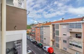 Recently renovated 2 bedroom apartment for sale - close to the center of Barcarena