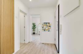 Recently renovated 2 bedroom apartment for sale - close to the center of Barcarena