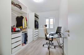 Recently renovated 2 bedroom apartment for sale - close to the center of Barcarena