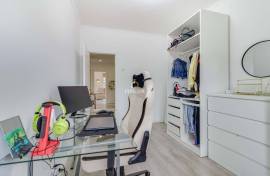 Recently renovated 2 bedroom apartment for sale - close to the center of Barcarena