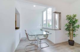 Recently renovated 2 bedroom apartment for sale - close to the center of Barcarena