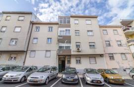 Recently renovated 2 bedroom apartment for sale - close to the center of Barcarena