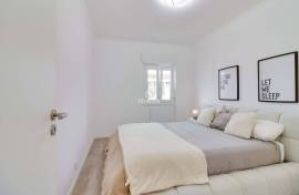 Recently renovated 2 bedroom apartment for sale - close to the center of Barcarena