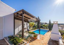 Very attractive detached split level 2 bedroom villa with pool & sea view. Moncarapacho.