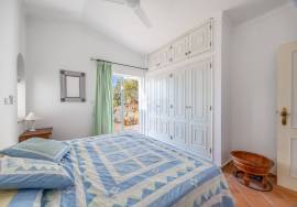 Very attractive detached split level 2 bedroom villa with pool & sea view. Moncarapacho.