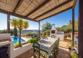 Very attractive detached split level 2 bedroom villa with pool & sea view. Moncarapacho.