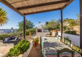 Very attractive detached split level 2 bedroom villa with pool & sea view. Moncarapacho.