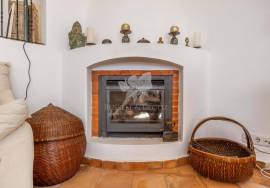 Very attractive detached split level 2 bedroom villa with pool & sea view. Moncarapacho.