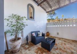 Very attractive detached split level 2 bedroom villa with pool & sea view. Moncarapacho.