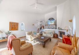 Very attractive detached split level 2 bedroom villa with pool & sea view. Moncarapacho.