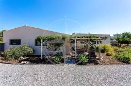 Exclusive and modern countryside Quinta on large plot, minutes from Moncarapacho