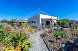 Exclusive and modern countryside Quinta on large plot, minutes from Moncarapacho
