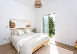 South facing Tavira townhouse with basement, rear patio garden & attic