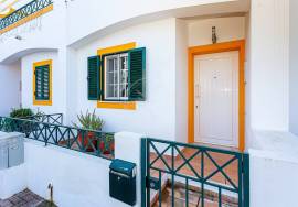 South facing Tavira townhouse with basement, rear patio garden & attic