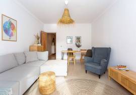 South facing Tavira townhouse with basement, rear patio garden & attic