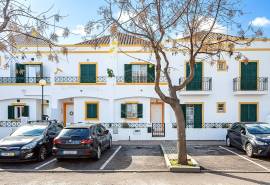 South facing Tavira townhouse with basement, rear patio garden & attic