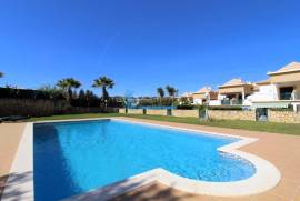 Semi-detached house 2+2 bedrooms with pool located in Caliços in Albufeira