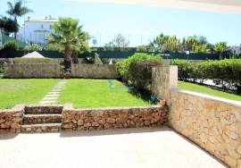 Semi-detached house 2+2 bedrooms with pool located in Caliços in Albufeira