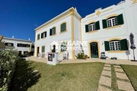 Two bedroom townhouse close to the beach and all amenities in Vilamoura, Algarve