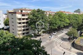 Large and Bright 3 Bedroom Apartment with Parking Space on Avenida Fernão de Magalhães, Porto Large and Bright 3 Bedroom Apartment with Parking Space on Avenida Fernão de Magalhães, Porto