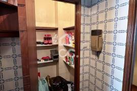 Large and Bright 3 Bedroom Apartment with Parking Space on Avenida Fernão de Magalhães, Porto Large and Bright 3 Bedroom Apartment with Parking Space on Avenida Fernão de Magalhães, Porto