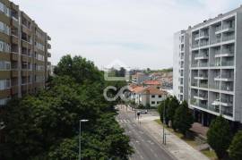 Large and Bright 3 Bedroom Apartment with Parking Space on Avenida Fernão de Magalhães, Porto Large and Bright 3 Bedroom Apartment with Parking Space on Avenida Fernão de Magalhães, Porto
