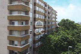 Large and Bright 3 Bedroom Apartment with Parking Space on Avenida Fernão de Magalhães, Porto