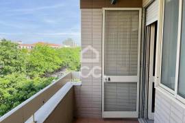 Large and Bright 3 Bedroom Apartment with Parking Space on Avenida Fernão de Magalhães, Porto Large and Bright 3 Bedroom Apartment with Parking Space on Avenida Fernão de Magalhães, Porto
