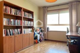 Large and Bright 3 Bedroom Apartment with Parking Space on Avenida Fernão de Magalhães, Porto Large and Bright 3 Bedroom Apartment with Parking Space on Avenida Fernão de Magalhães, Porto