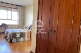 Large and Bright 3 Bedroom Apartment with Parking Space on Avenida Fernão de Magalhães, Porto Large and Bright 3 Bedroom Apartment with Parking Space on Avenida Fernão de Magalhães, Porto
