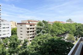 Large and Bright 3 Bedroom Apartment with Parking Space on Avenida Fernão de Magalhães, Porto Large and Bright 3 Bedroom Apartment with Parking Space on Avenida Fernão de Magalhães, Porto