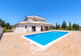 Renovated 4-Bedroom Villa | Heated Pool & Sea Views | Carvoeiro