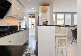 House T3+1 | Attic & Basement | Refurbished | Outdoor Patio | Mulberry | Estoril