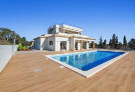 Carvoeiro – Renovated 4-Bedroom Villa with Private Heated Pool and Sea Views