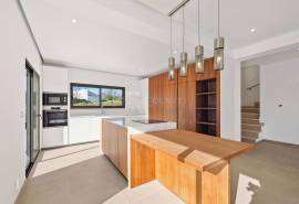 Carvoeiro – Renovated 4-Bedroom Villa with Private Heated Pool and Sea Views