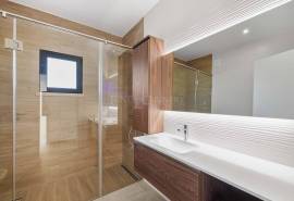 Carvoeiro – Renovated 4-Bedroom Villa with Private Heated Pool and Sea Views