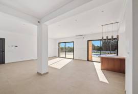 Carvoeiro – Renovated 4-Bedroom Villa with Private Heated Pool and Sea Views