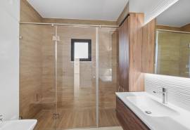 Carvoeiro – Renovated 4-Bedroom Villa with Private Heated Pool and Sea Views