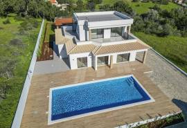 Carvoeiro – Renovated 4-Bedroom Villa with Private Heated Pool and Sea Views