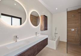 Carvoeiro – Renovated 4-Bedroom Villa with Private Heated Pool and Sea Views