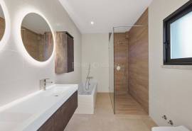 Carvoeiro – Renovated 4-Bedroom Villa with Private Heated Pool and Sea Views