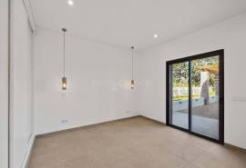 Carvoeiro – Renovated 4-Bedroom Villa with Private Heated Pool and Sea Views