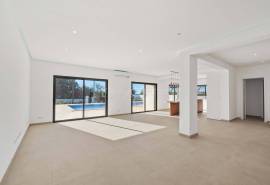 Carvoeiro – Renovated 4-Bedroom Villa with Private Heated Pool and Sea Views