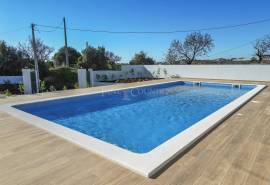 Carvoeiro – Renovated 4-Bedroom Villa with Private Heated Pool and Sea Views