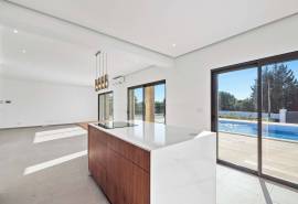 Carvoeiro – Renovated 4-Bedroom Villa with Private Heated Pool and Sea Views