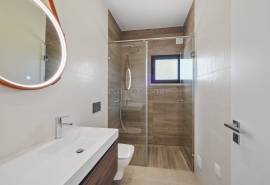 Carvoeiro – Renovated 4-Bedroom Villa with Private Heated Pool and Sea Views