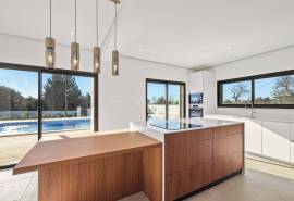 Carvoeiro – Renovated 4-Bedroom Villa with Private Heated Pool and Sea Views